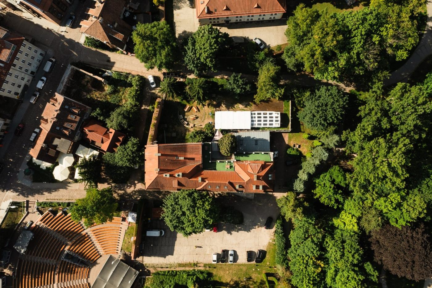 Kamienica z góry w 2023 roku — stary dach i dobudówki