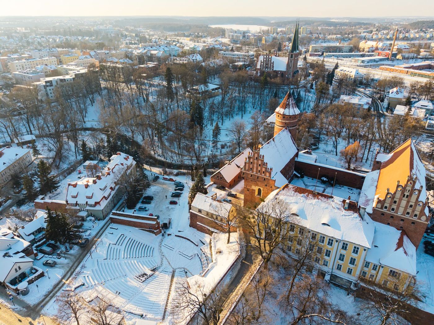 Kamienica i zamek zimą z drona