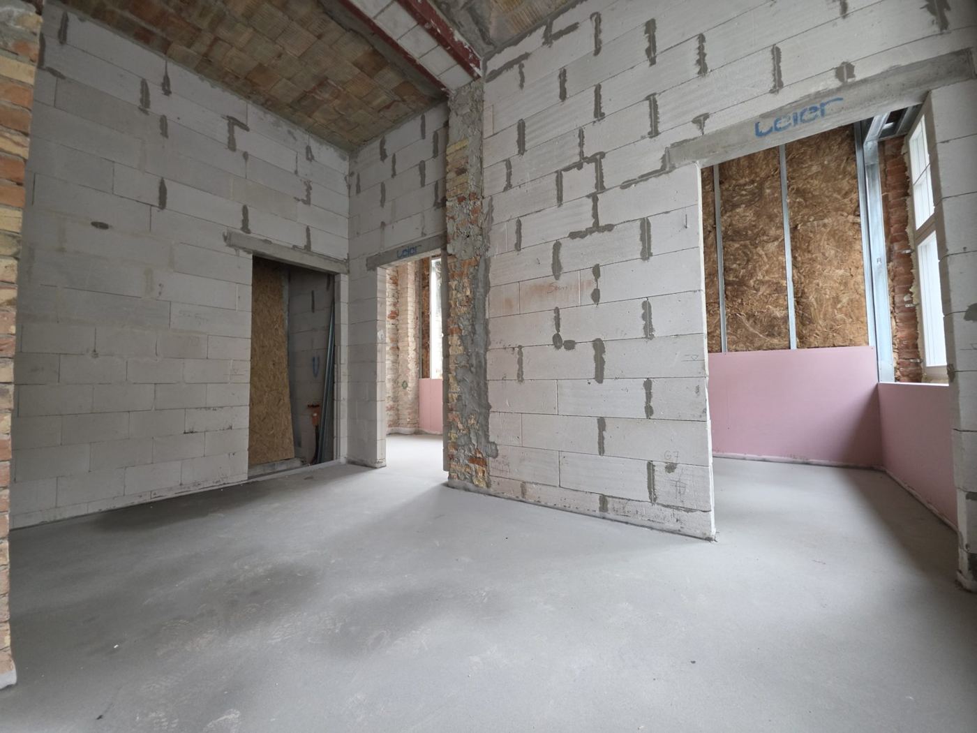 Historyczne ceglane mury w przyszłym apartamencie