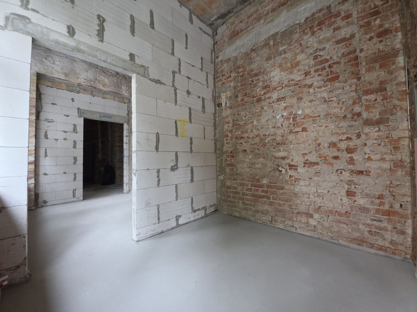 Nowe ściany z bloczków w apartamencie, czerwiec 2026