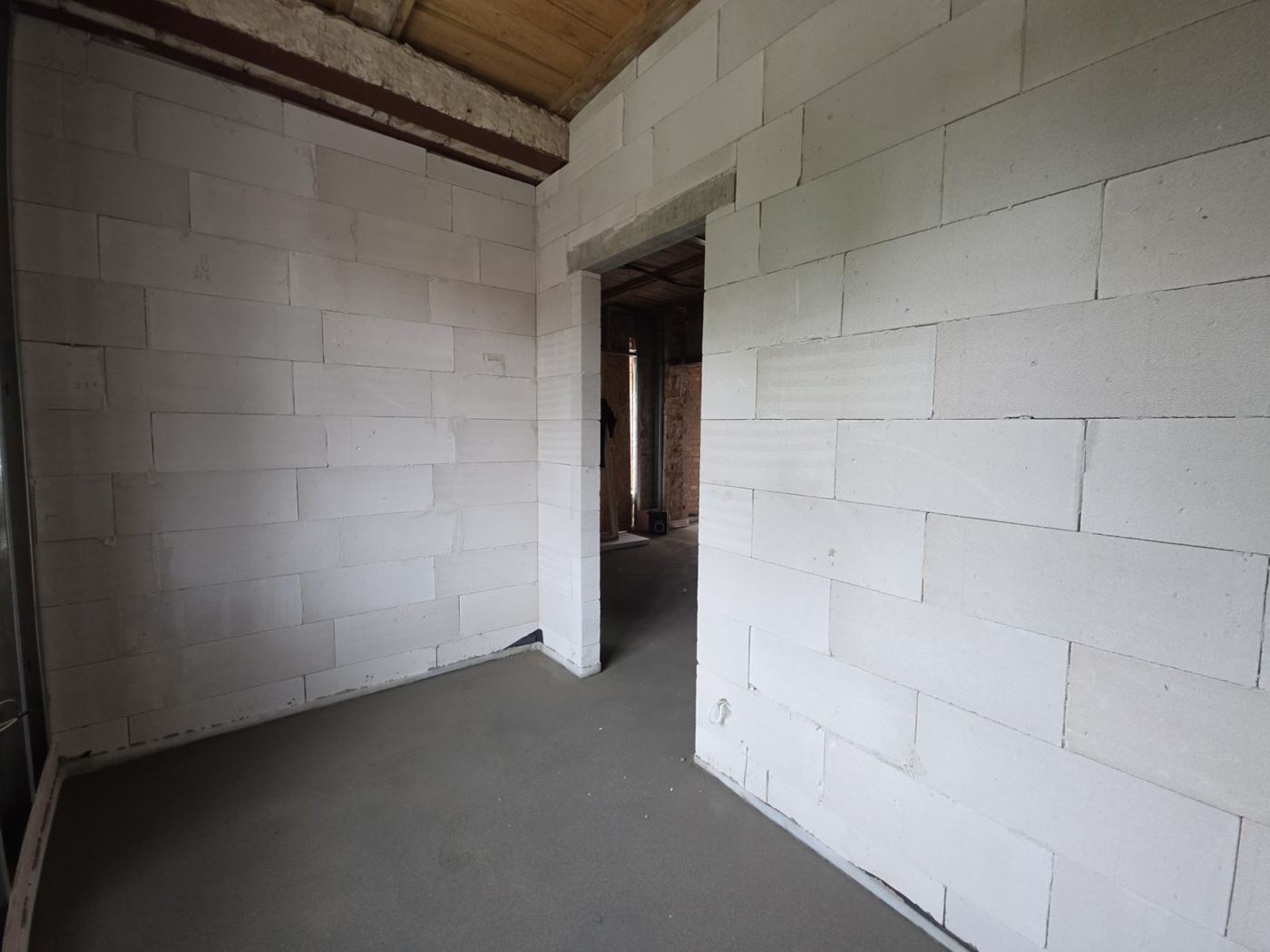 Nowe ściany apartamentu przed wykończeniem