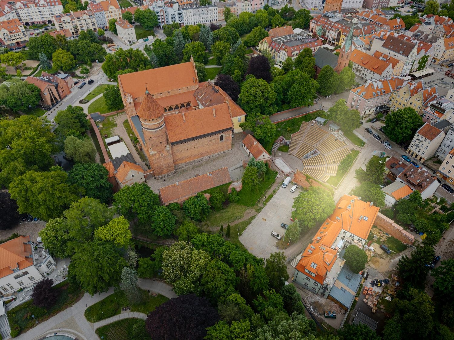 Zamek Kapituły Warmińskiej i Park Podzamcze — widok z drona