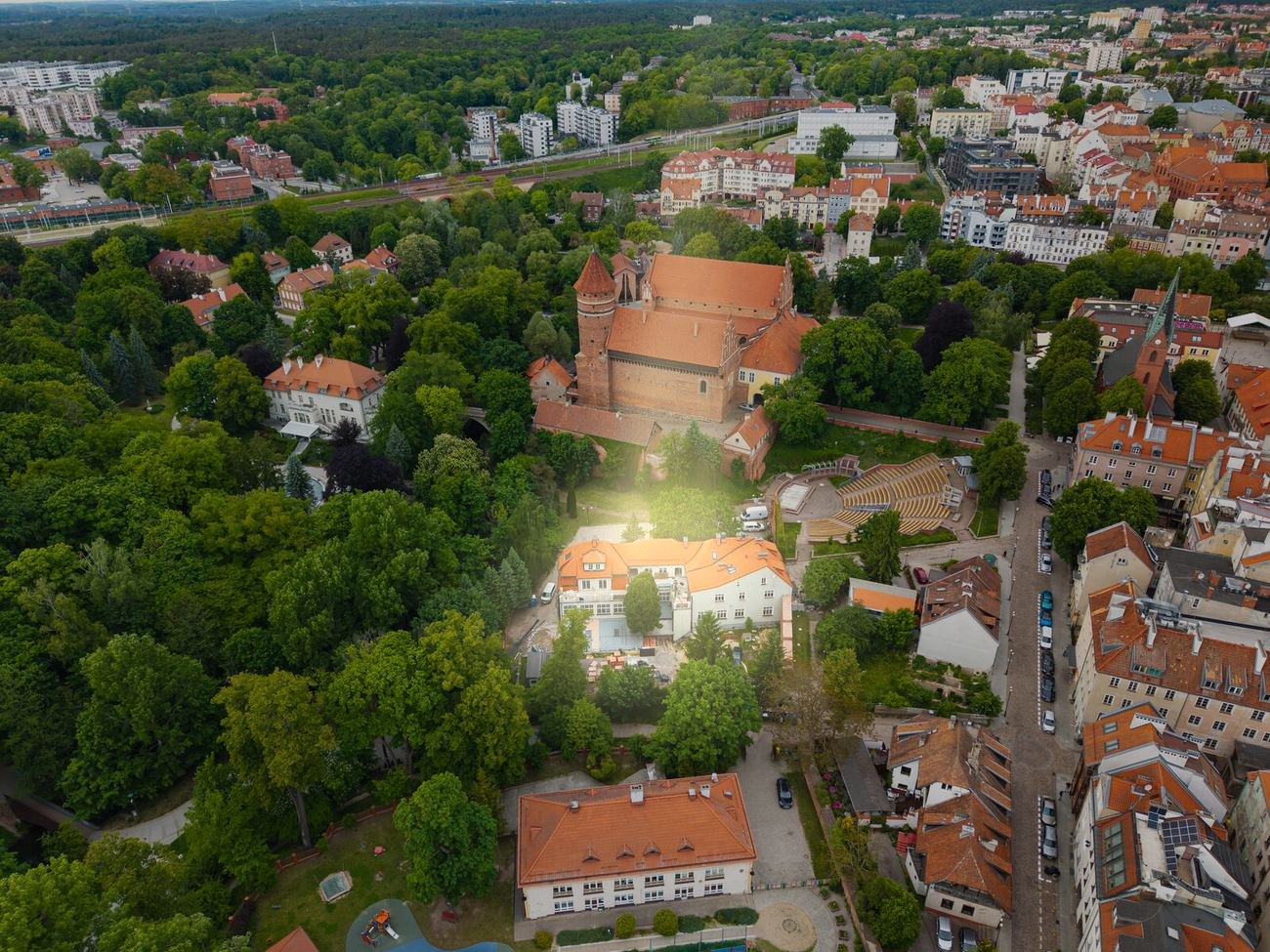 Kamienica przy ul. Okopowej 25 w Olsztynie z lotu ptaka
