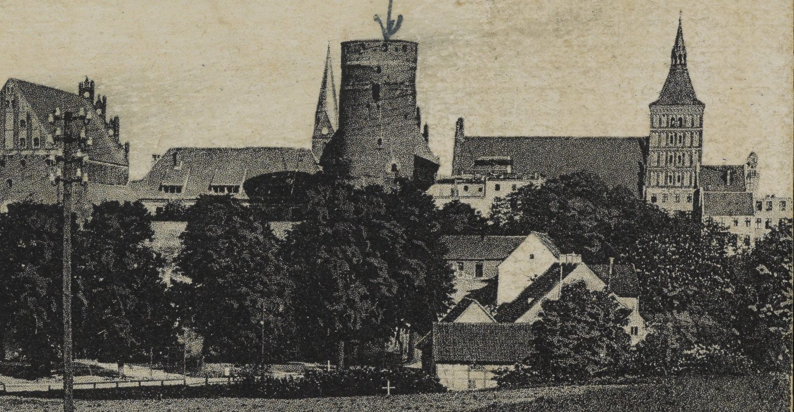 Fragment pocztówki „Allenstein (Ostpr.) Total” z 1930 roku: panorama miasta od zachodu z wieżą zamkową; na prawo od zamku jasne domy o czterospadowych dachach