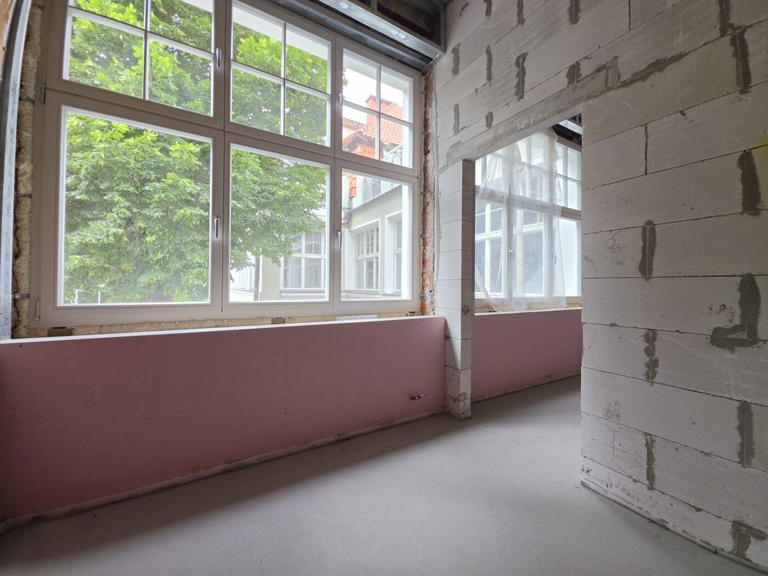 Nowe drewniane okno w apartamencie