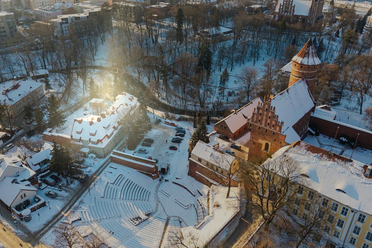 Amfiteatr i kamienica zimą z drona