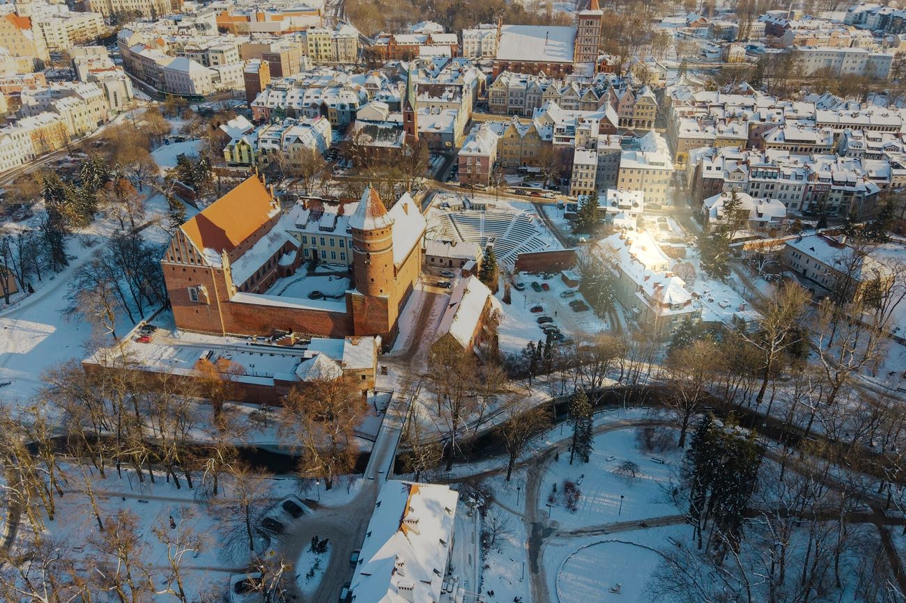 Kamienica z nową dachówką zimą, widok z góry