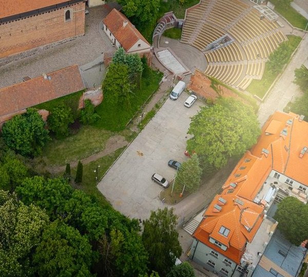 Parking miejski przed kamienicą — zdjęcie z drona